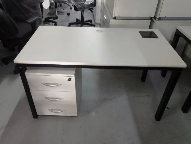 Mesa Com Gaveteiro Com Pé Preto - Para Ambiente De Escritório  - Foto 3
