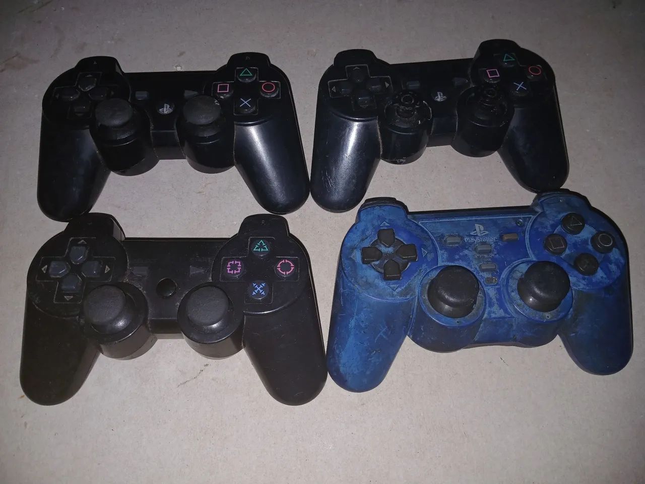 4 CONTROLES DE PS3 NÃO ESTÃO FUNCIONANDO, UM É DE PILHA OS OUTROS 3 NORMAIS. - Foto 2