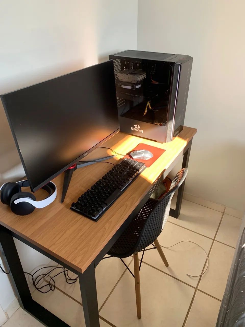 Monitor, mesa e cadeira
