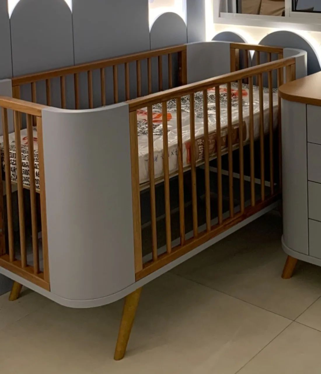Berço que vira cama montessori