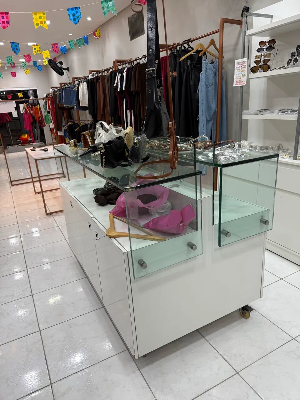 Expositor e estoque de loja 