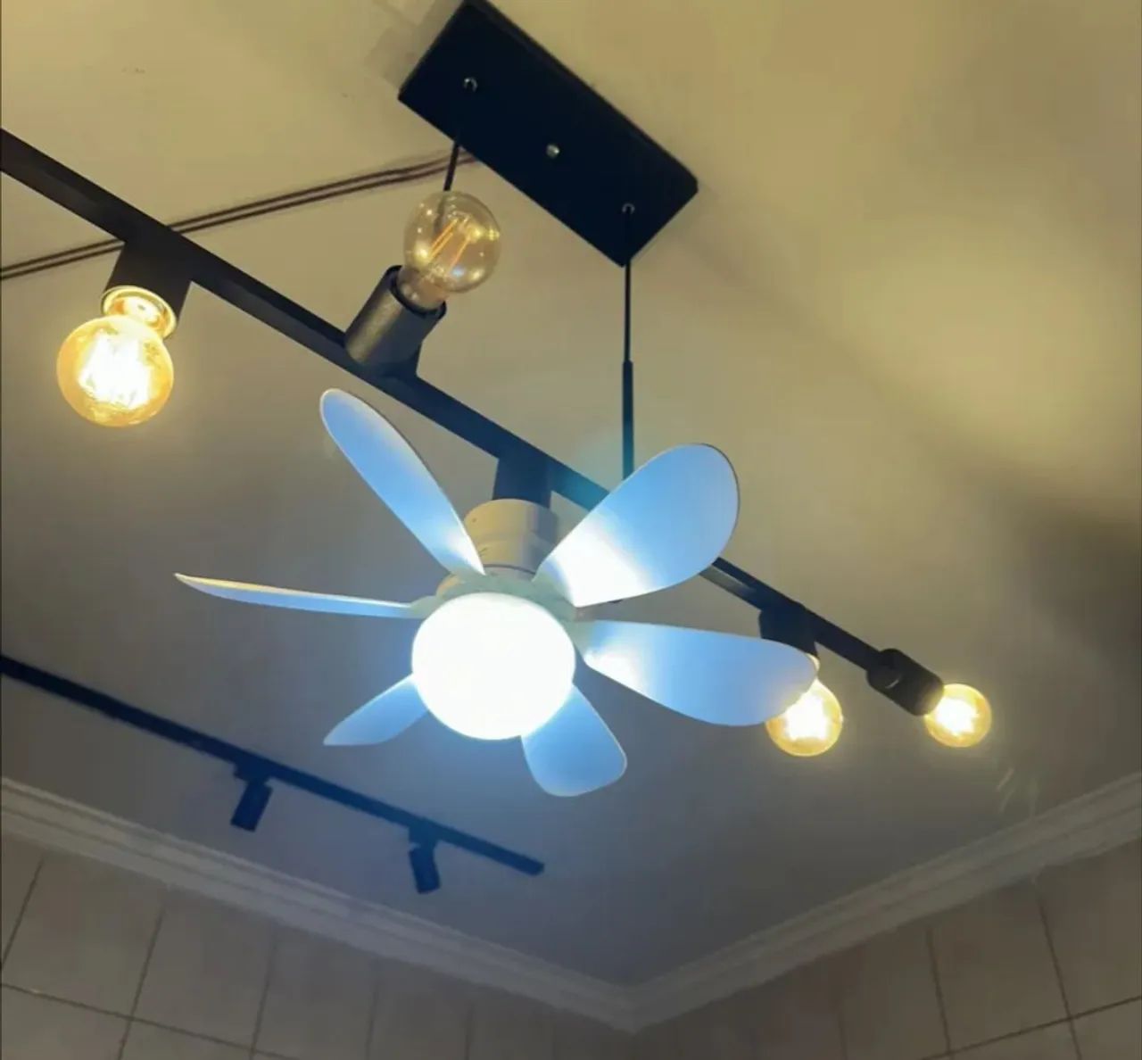 ? Lâmpada com Ventilador de 5 Pétalas - Foto 2