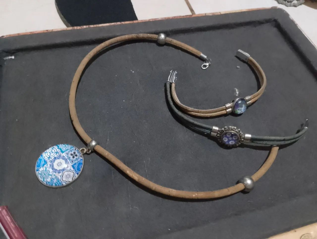 Cordão de cortiça com adereços  - Foto 4