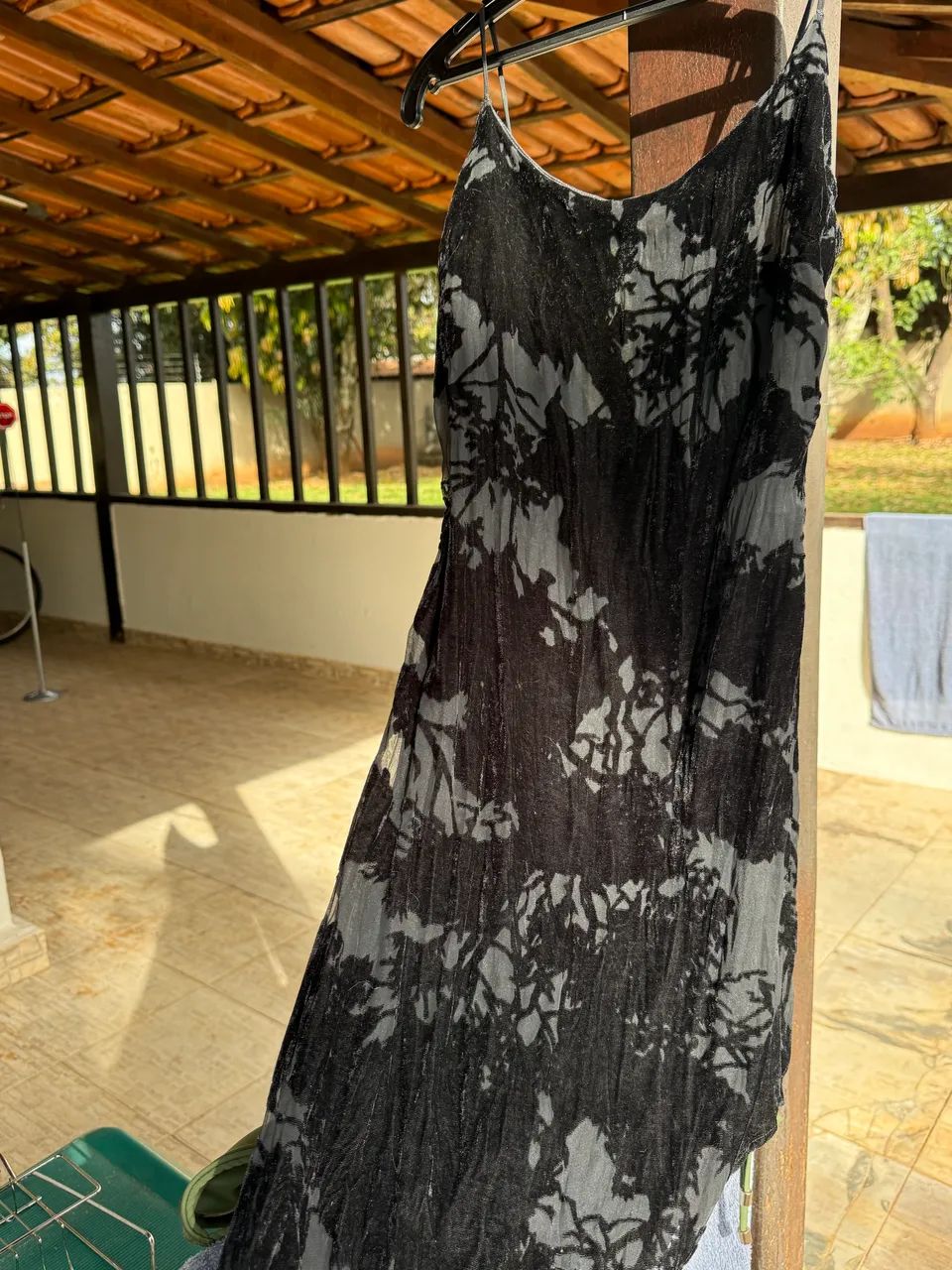 Vestido Preto em Tule com Veludo Devorê e Alças Finas - Elegante - Foto 4