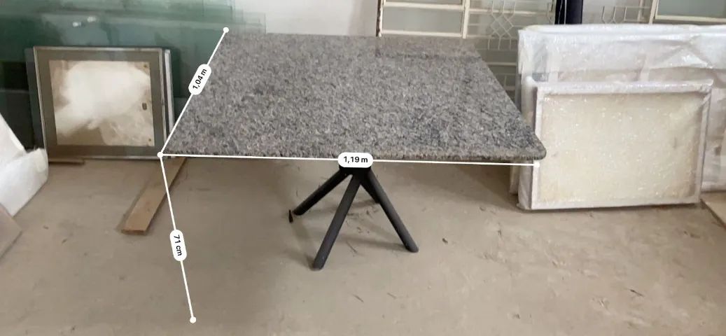 Mesa de granito com pés de ferro