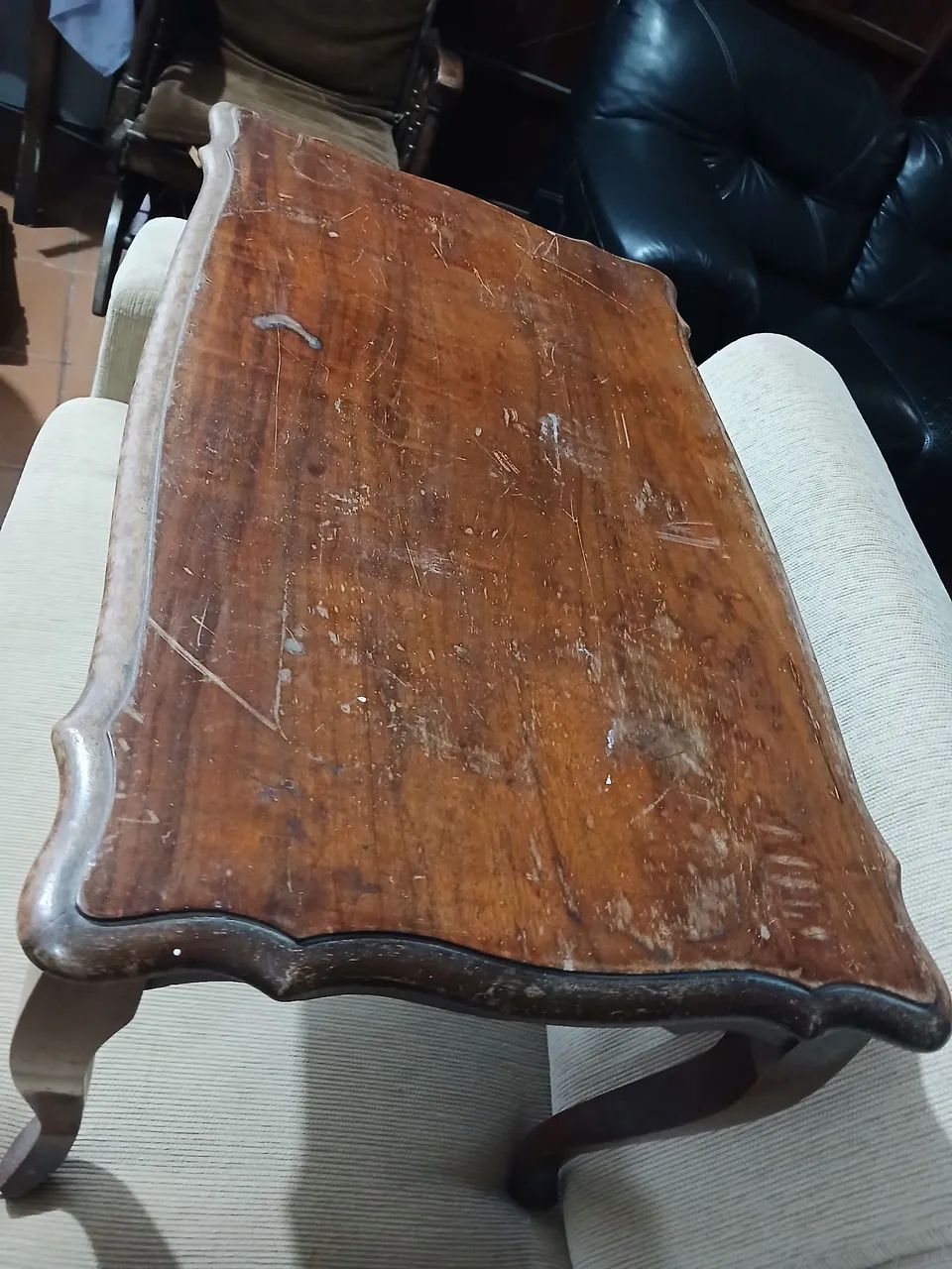 Mesa antiga de centro de madeira pés curvos - Foto 2