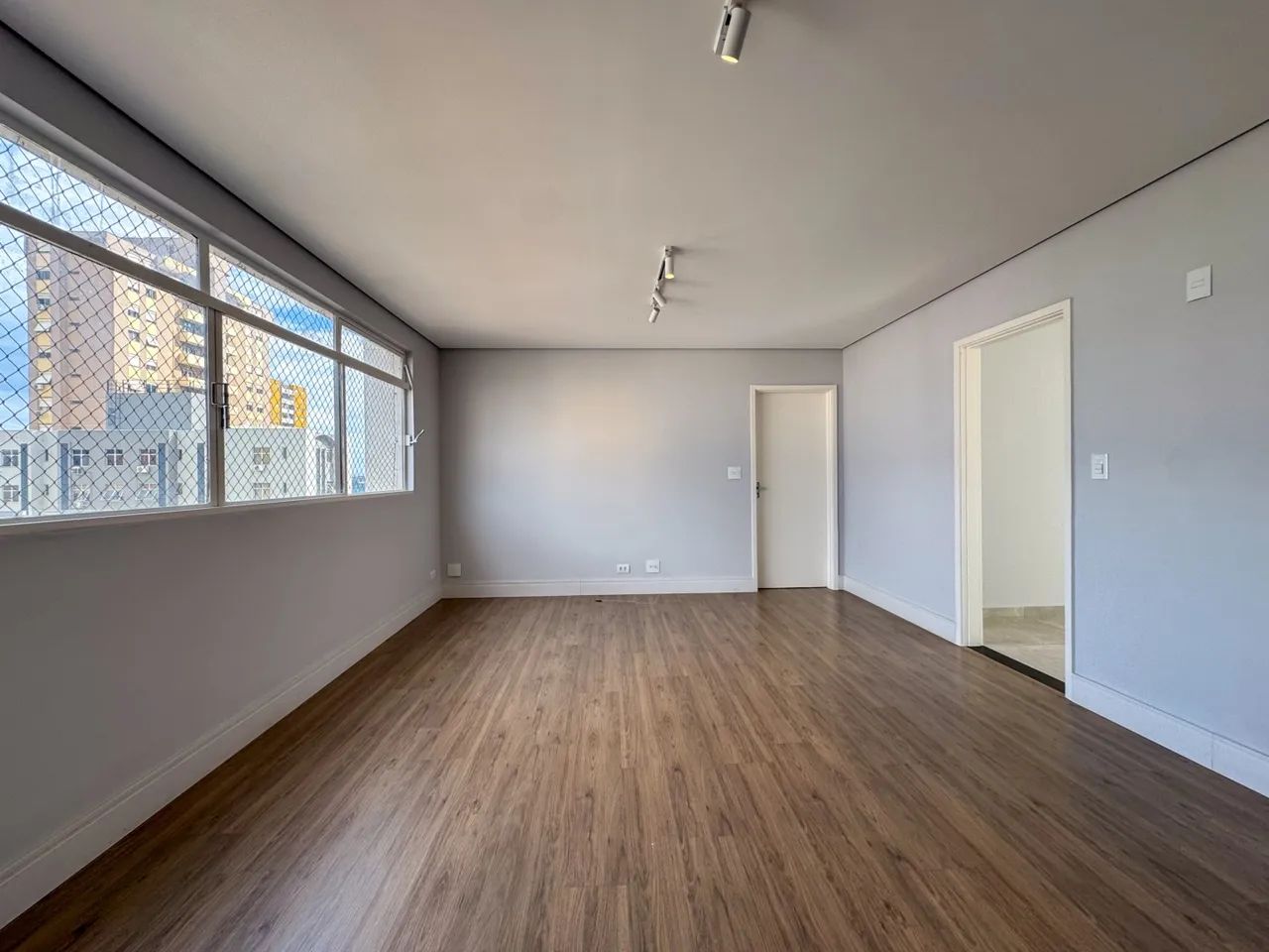 Apartamento para alugar no centro de Londrina Pr com 3 quartos. - Foto 2