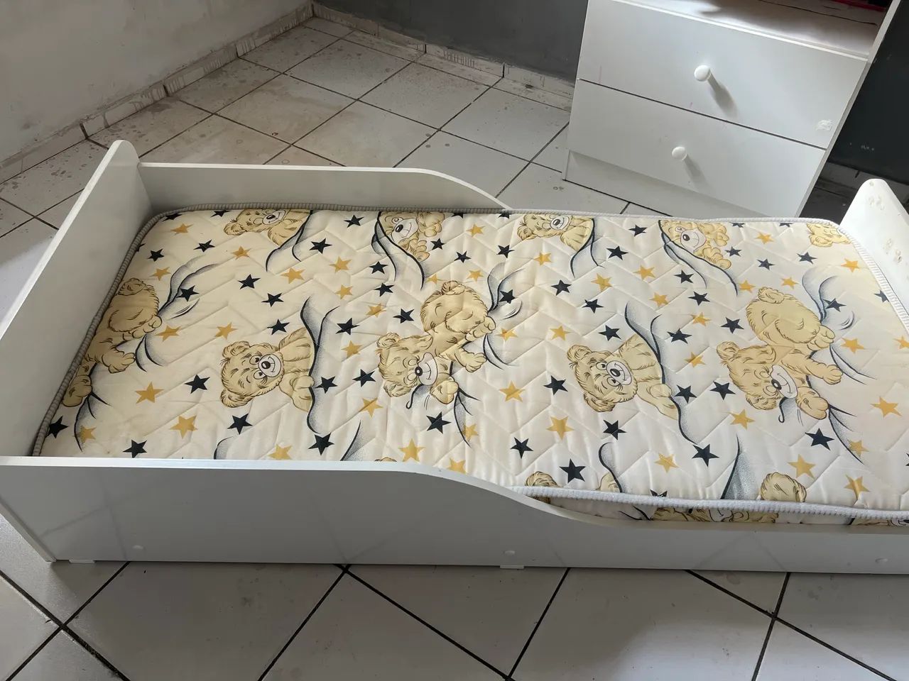 Cama e cômoda infantil 
