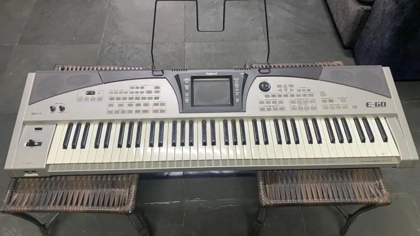 Teclado Roland E-60