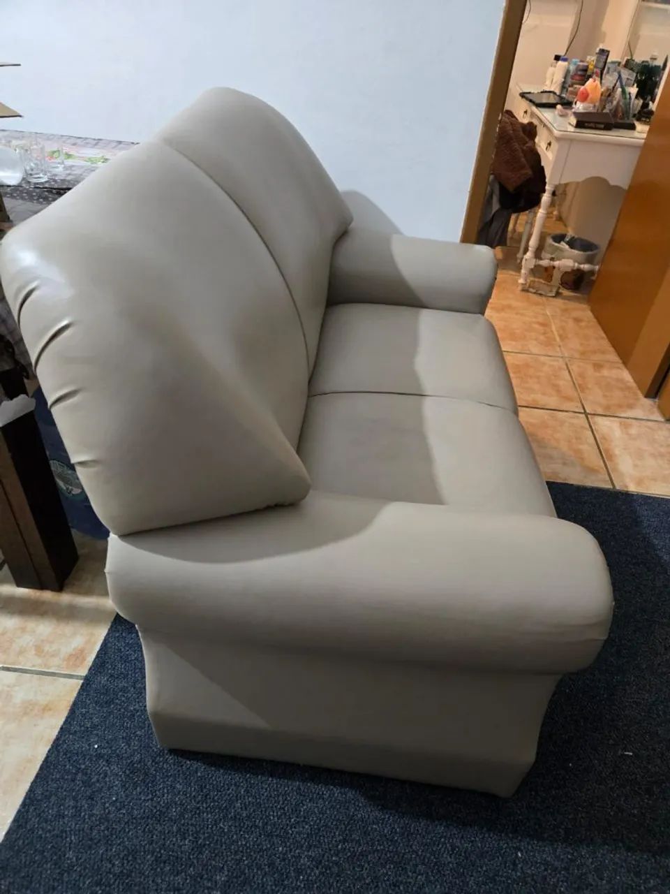 Vendo sofá dois lugares de courino - Foto 3