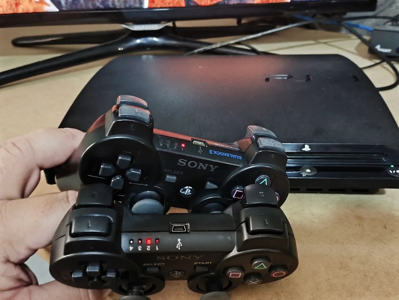 PS3 slim desbloqueado com 2 controles e cabos  - Foto 4