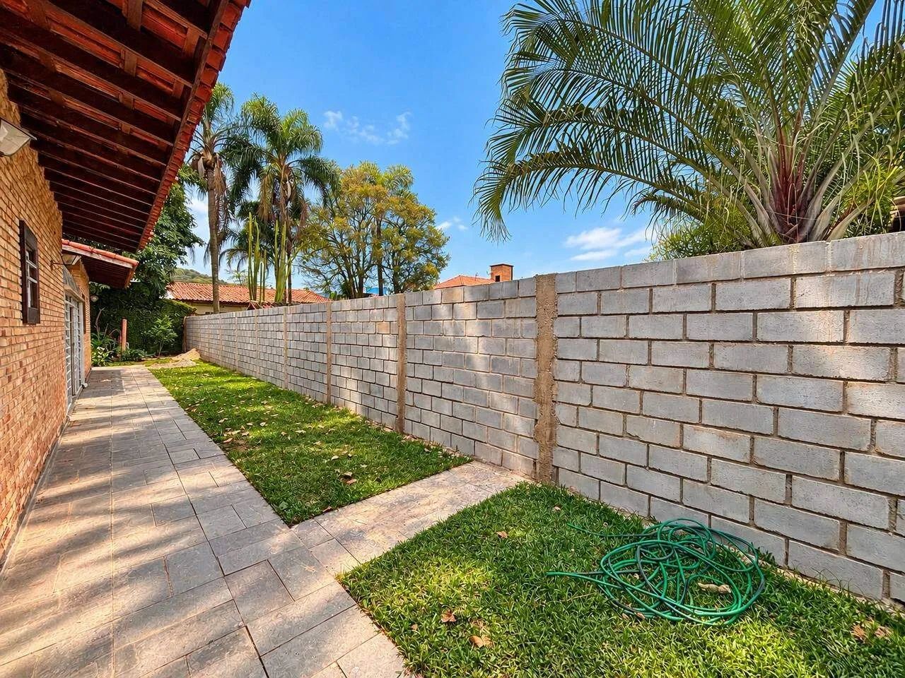 Casa térrea para locação no Centro de Guararema | 3 quartos e 2 suítes - Foto 4