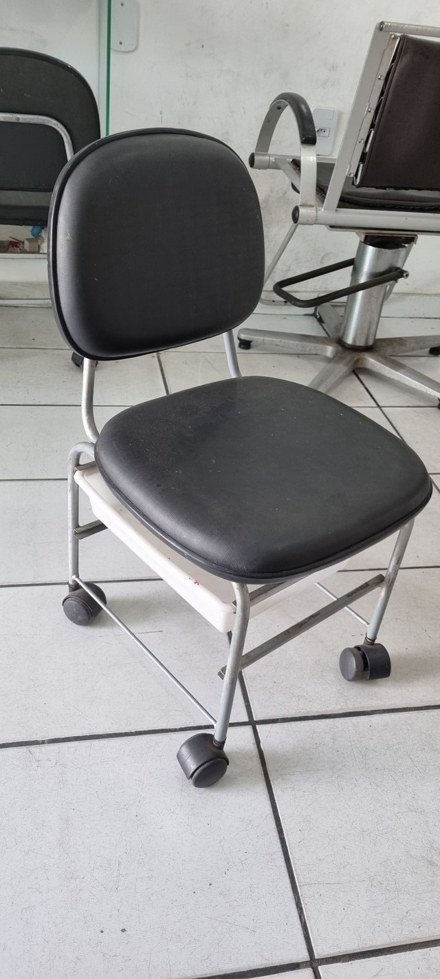 Cadeira poltrona hidráulica e cadeira manicure + mostruário esmalte - Foto 2