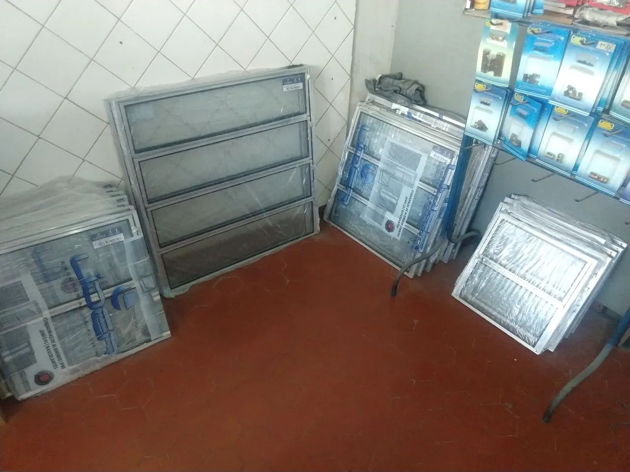 Basculante alumínio 60x60cm - Foto 3