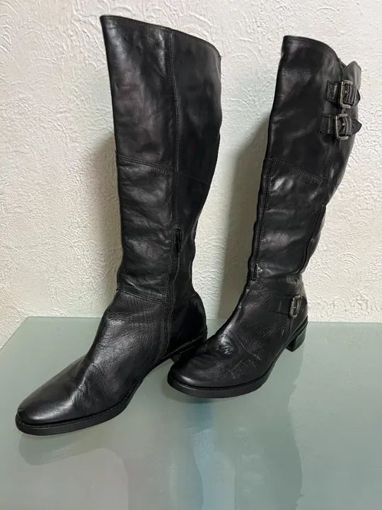 Bota cano longo em couro tamanho 37