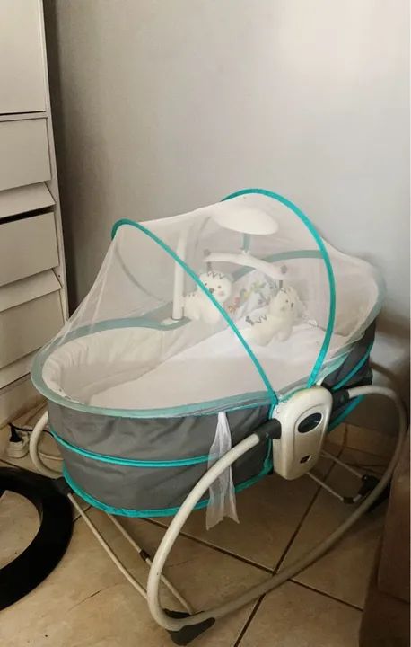 Berço balanço para bebê com mosquiteiro