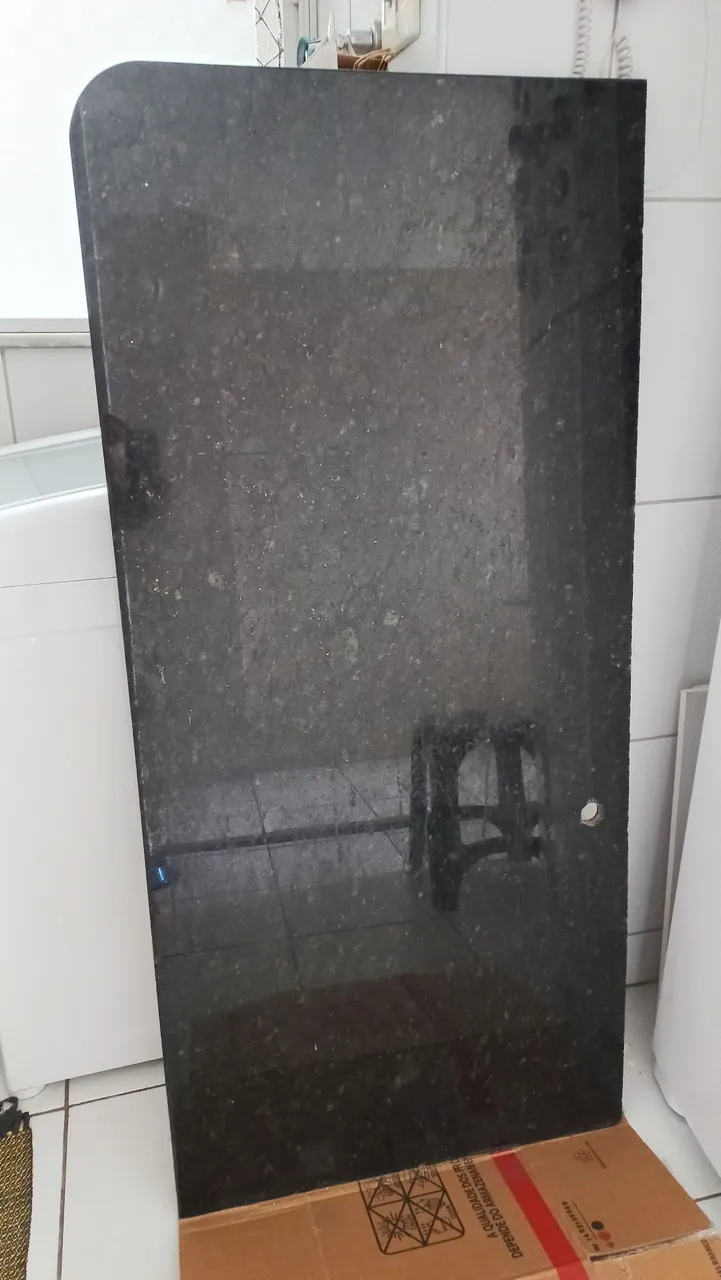 Divisória de Granito Preto. Divisória entre cozinha e área de serviço.