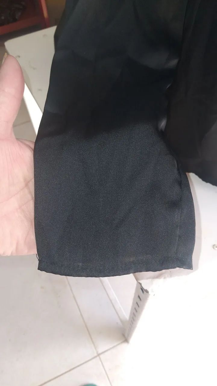 Blusa preta com detalhes em renda - Foto 3