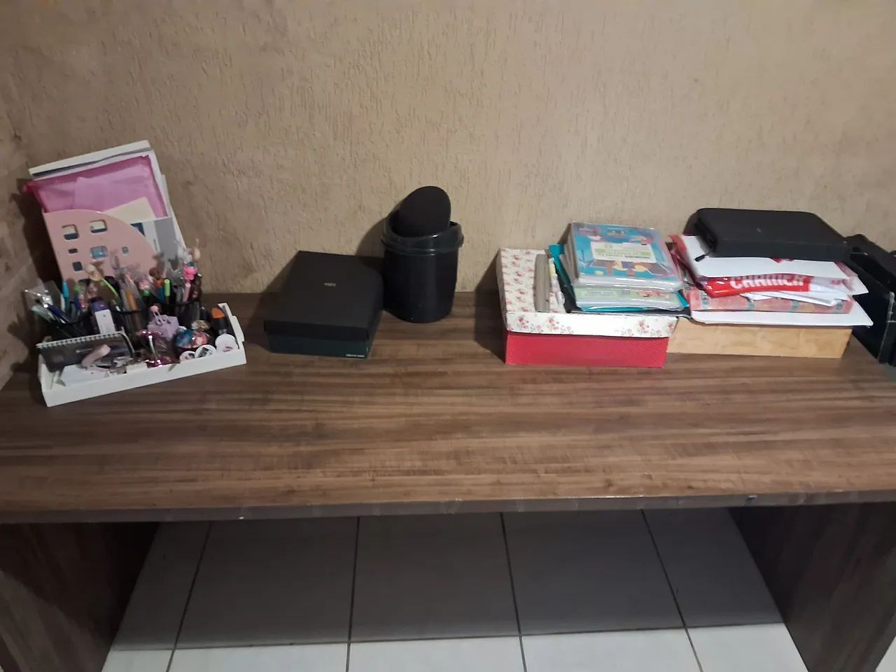 Mesa de escritório e estante.64520782012163124
