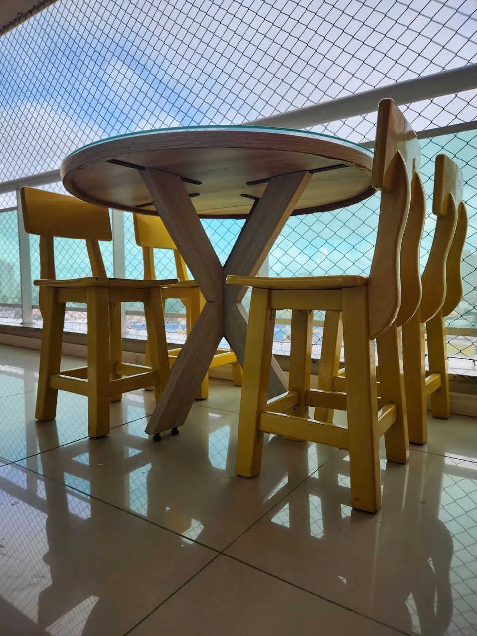 Mesa de varanda redonda em MDF com 4 cadeiras amarelas em madeira maciça  - Foto 5