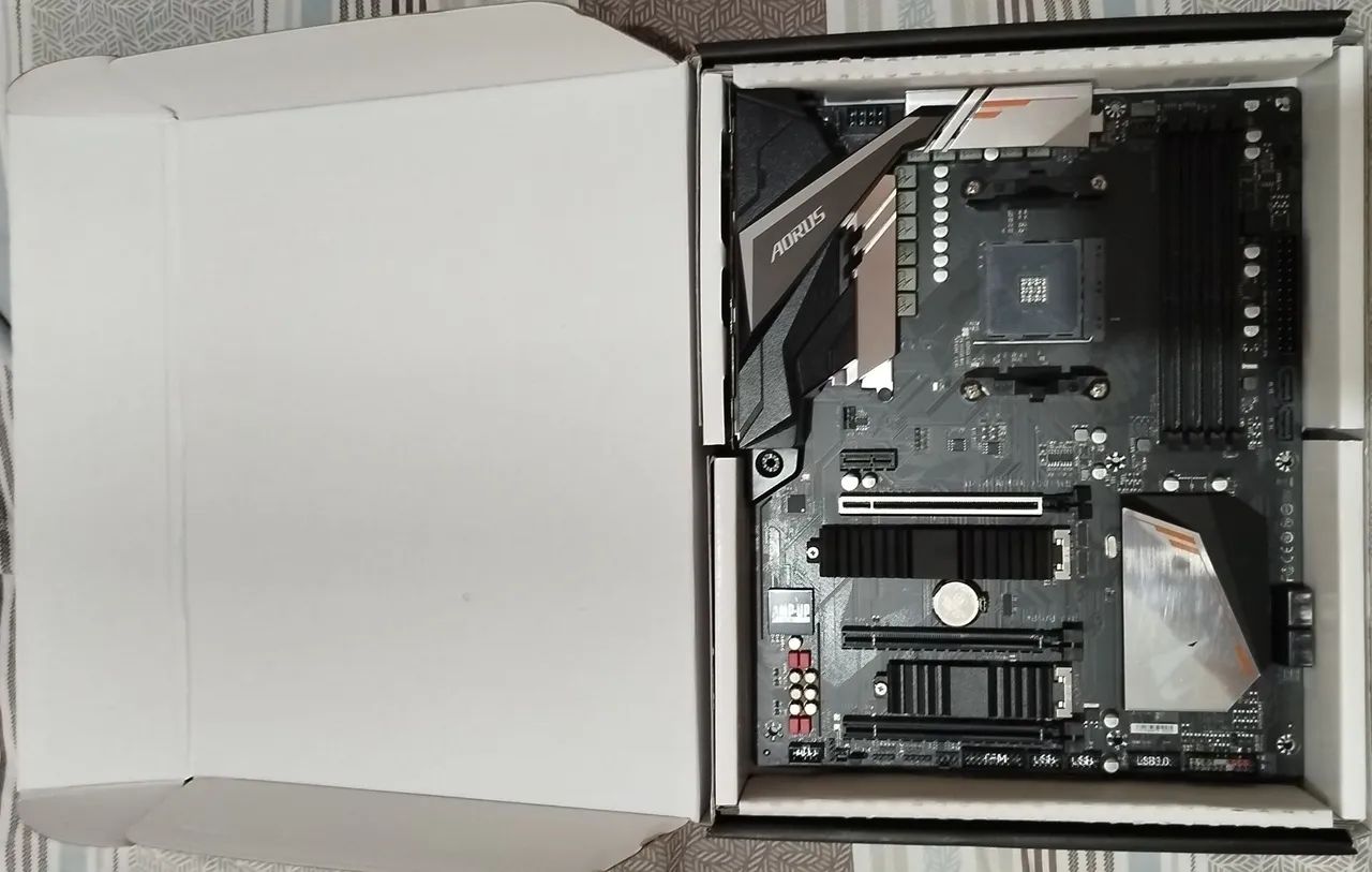 Placa-Mãe Aorus B450 Pro Wifi ATX com antena e caixa