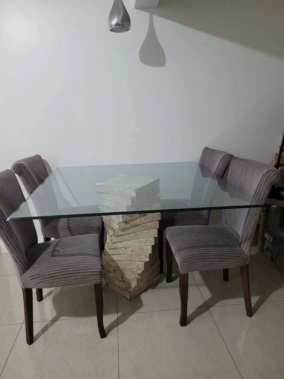 Mesa de Jantar com Tampo de Vidro e 4 Cadeiras