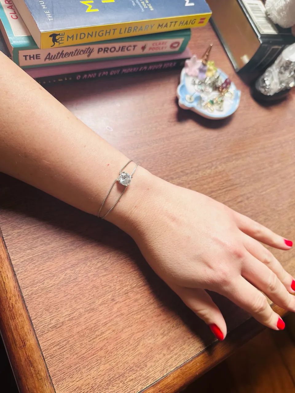 Pulseira prateada com pedra brilhante  - Foto 3
