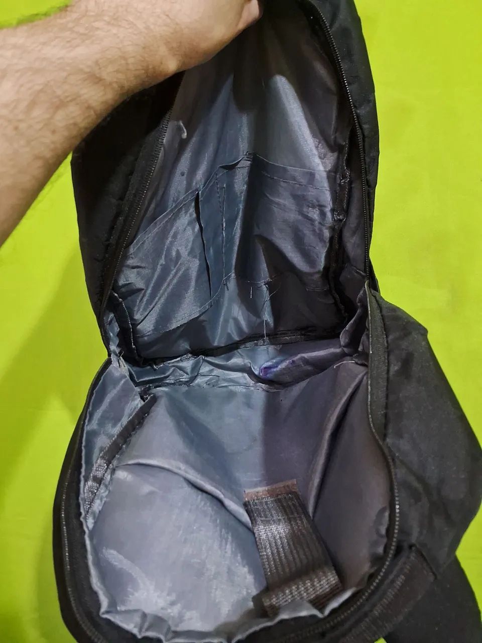 Mochila Preta Simples de Alças (com pequenos defeitos) - Foto 5