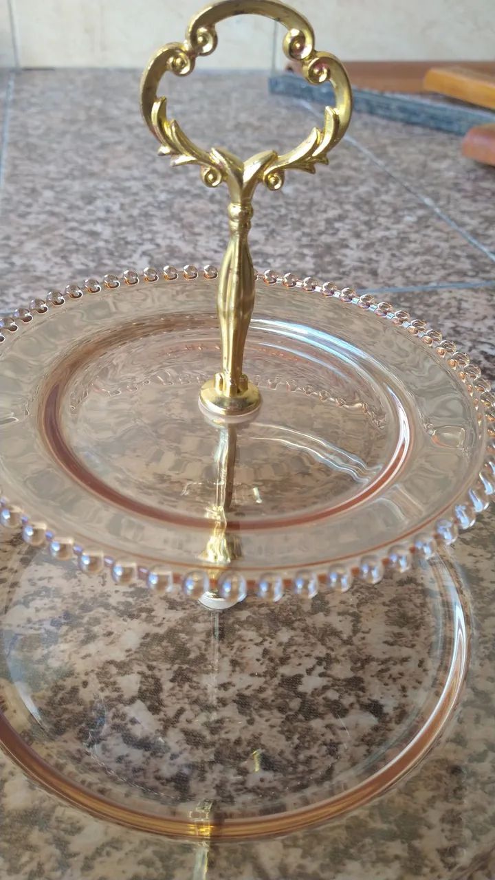 Esplêndida doceira dois andares âmbar em cristal Wolf com delicados botões nas bordas  - Foto 4