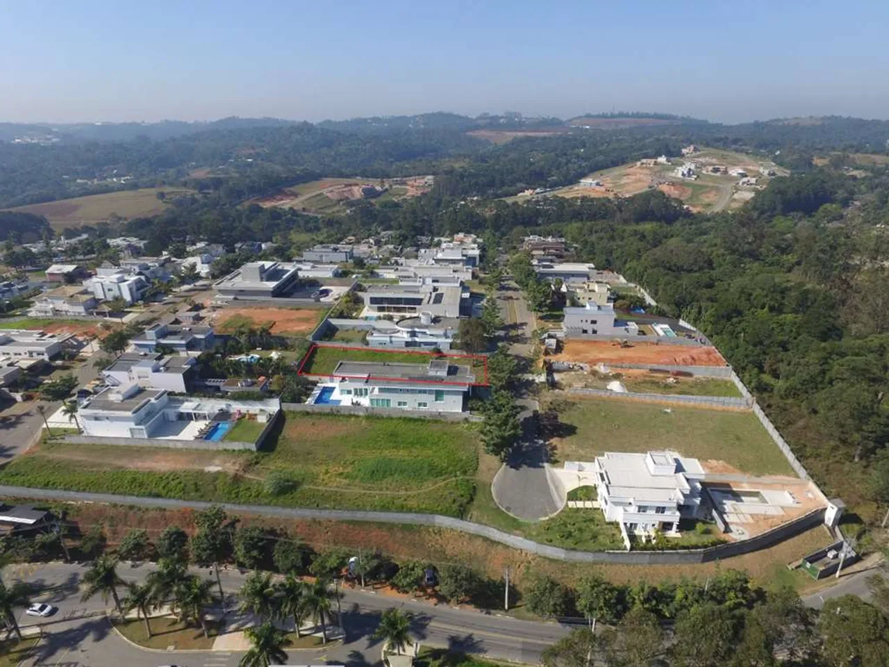 VENDE LOTE DE 846,98m² NO CONDOMÍNIO VINTAGE GRANJA VIANA, PLANO E LIMPO! A MELHOR LOCALIZ