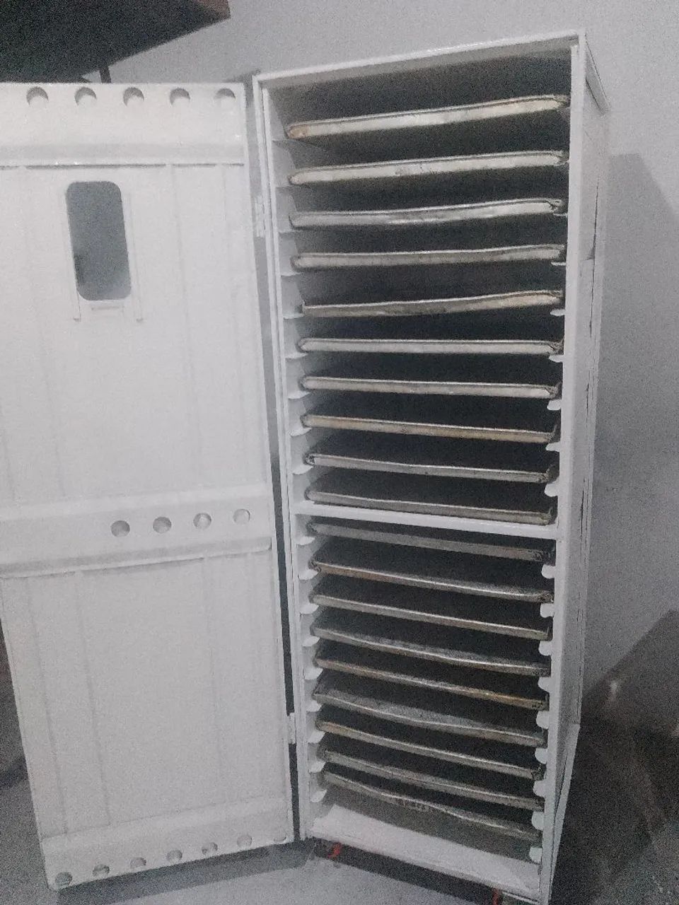 Armário e telas de pão completo 