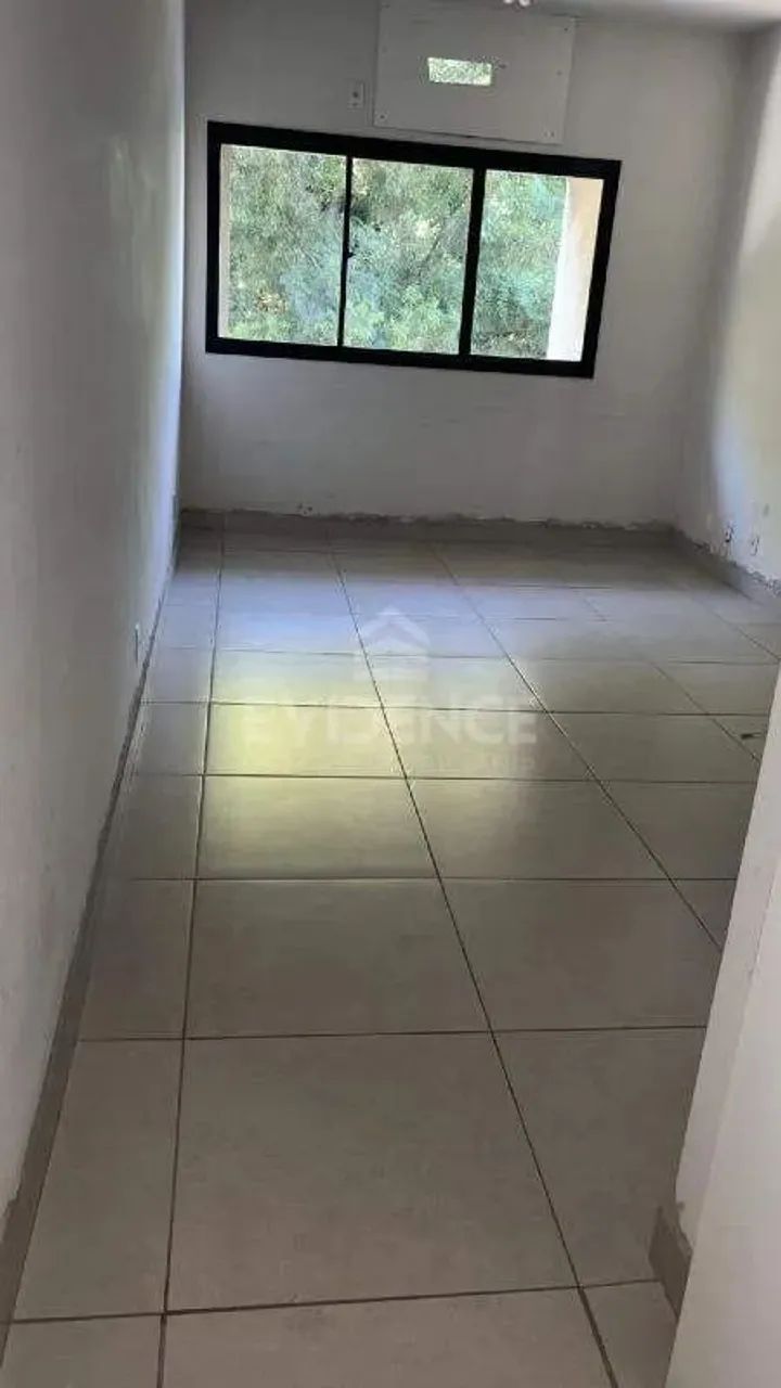 Sala com 35 m², sol da manhã, 01 vaga de garagem. Dois ambientes de sala, com 02 banheiros