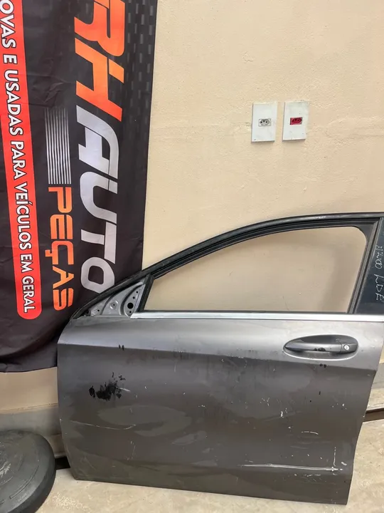 W porta dianteira esquerda da Mercedes a200
