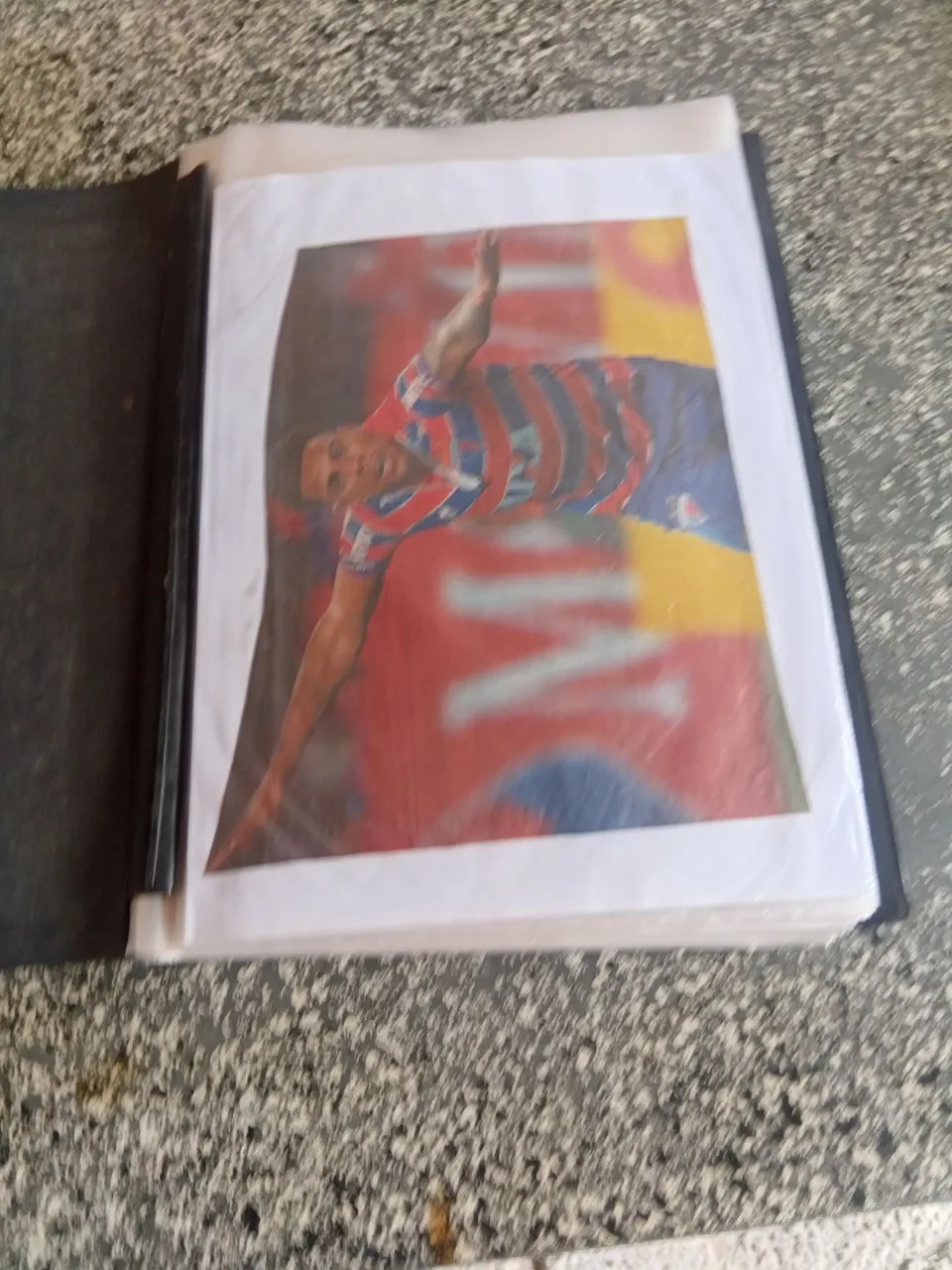 Foto de jogador de futebol em álbum