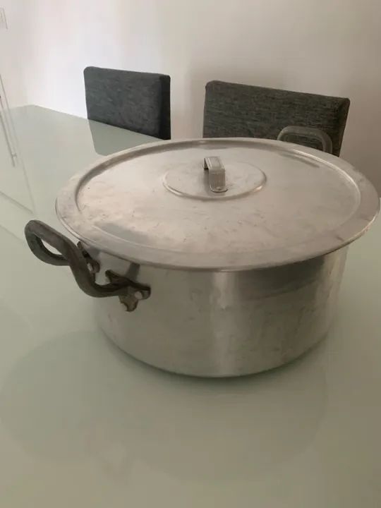 Panela de alumínio grande com tampa