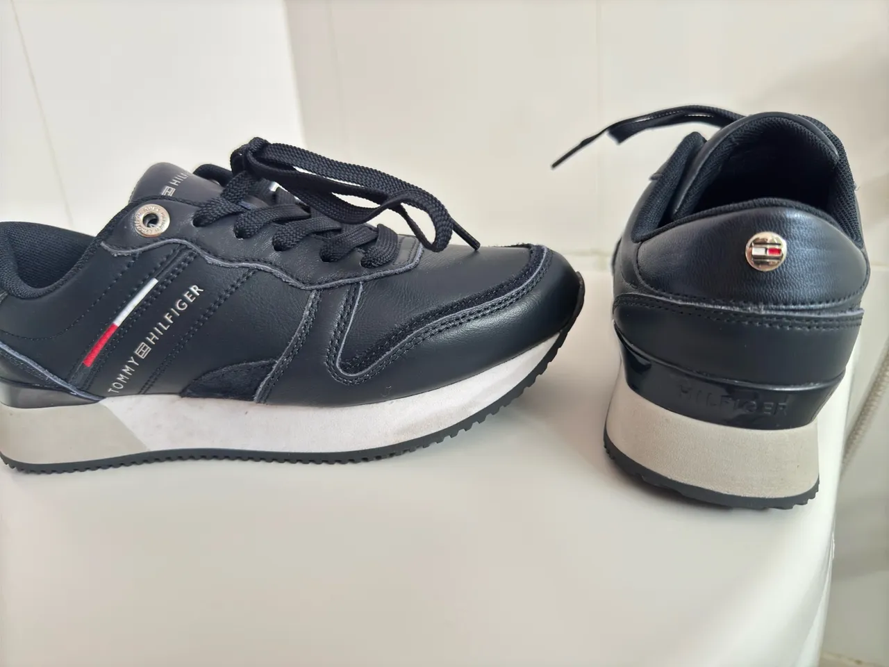 Tênis Tommy Hilfiger original de couro