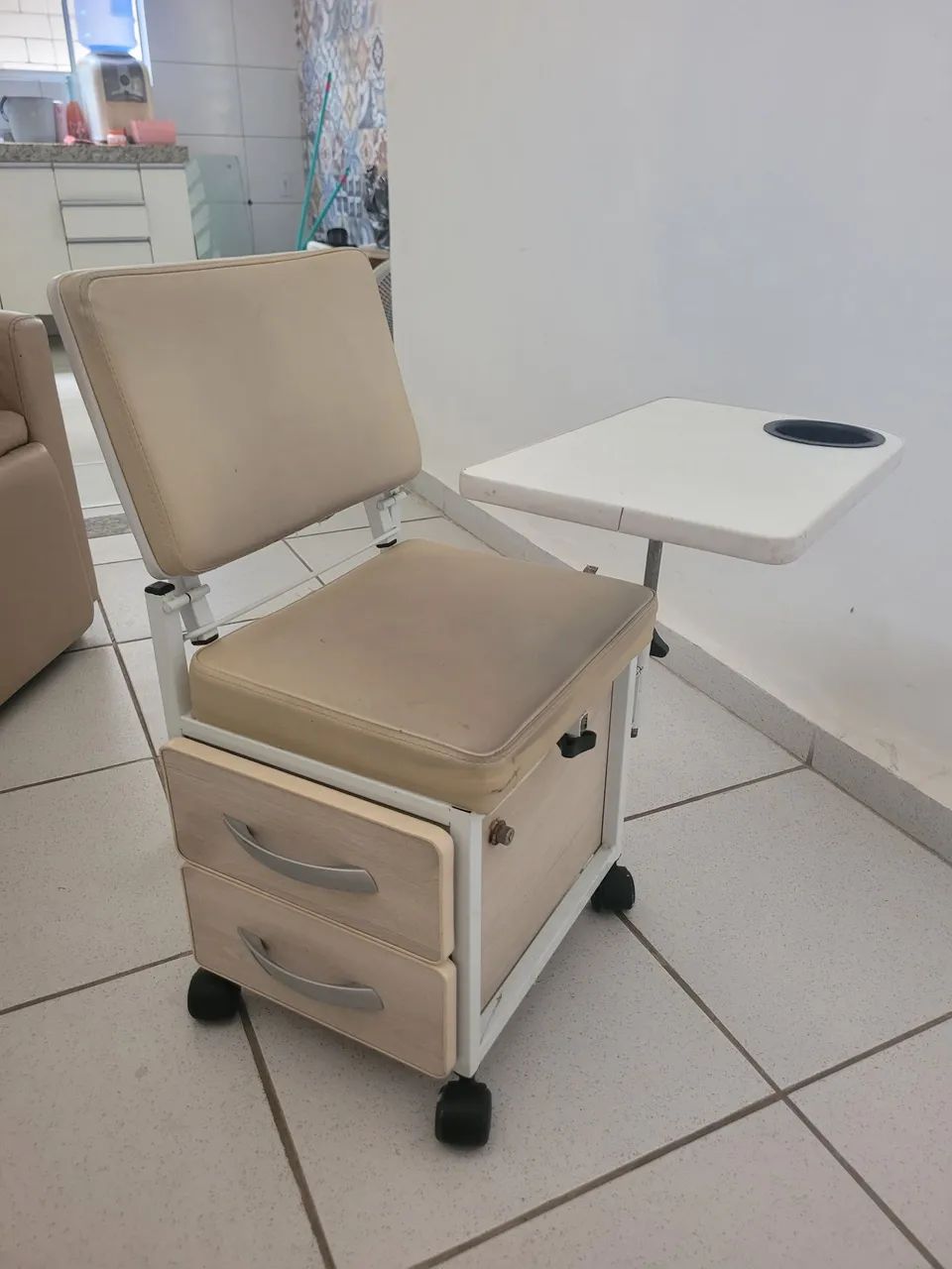 Vendo estrutura de salão cadeiras, móveis e lavatorio - Foto 2
