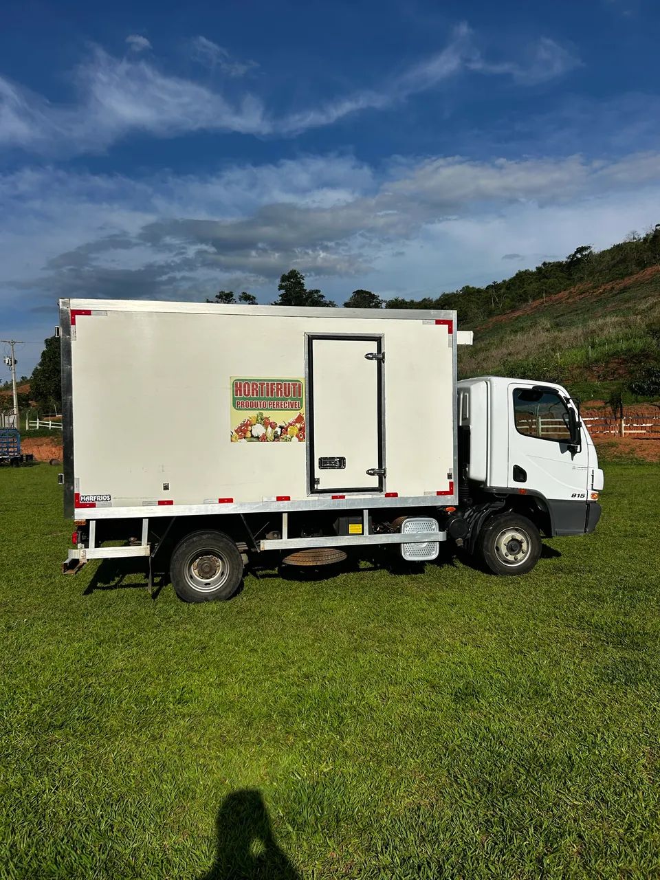 MB 815 BAÚ RESFRIADO BAIXÍSSIMO KM  - Foto 5