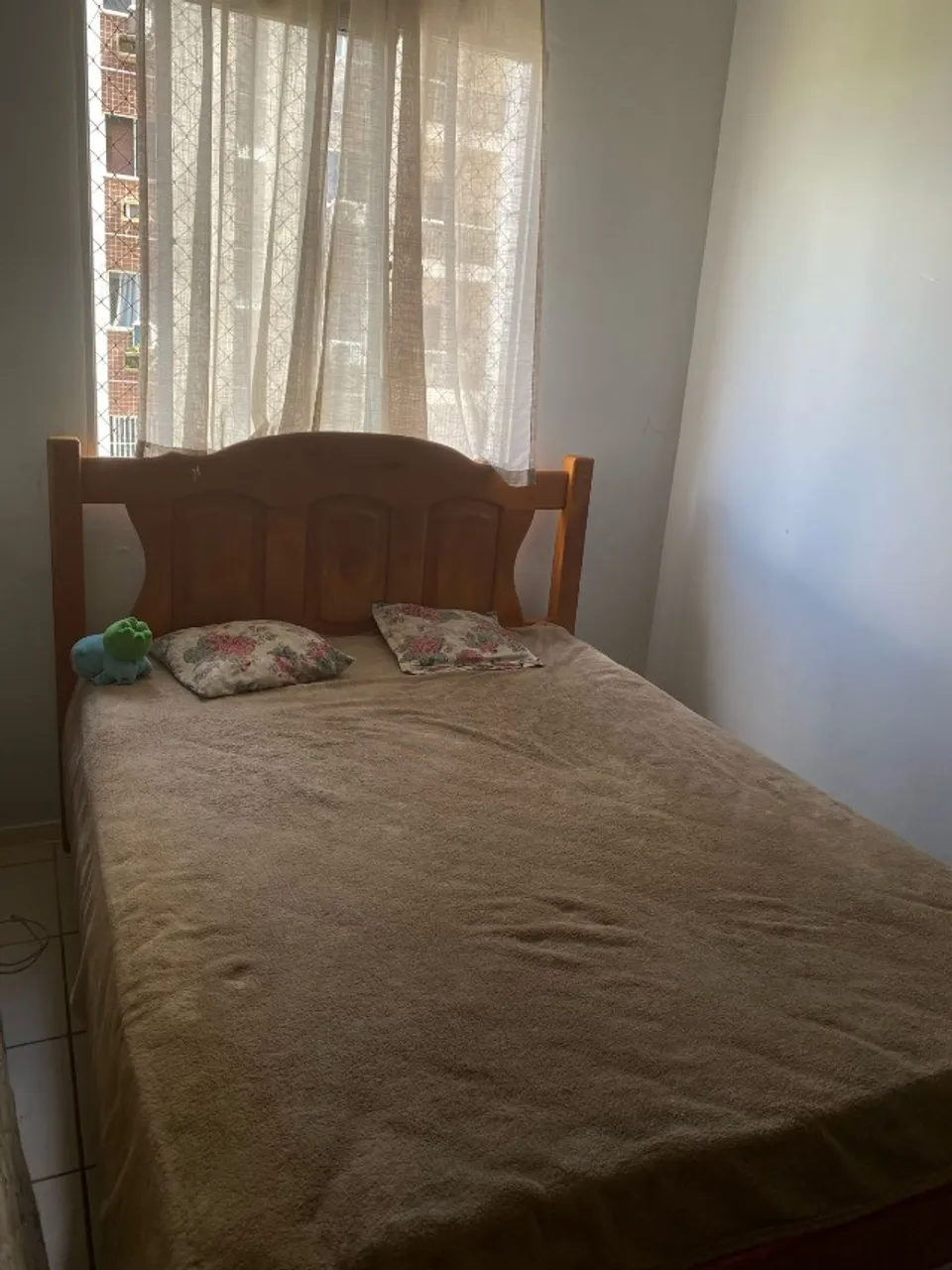 Cama em madeira maciça