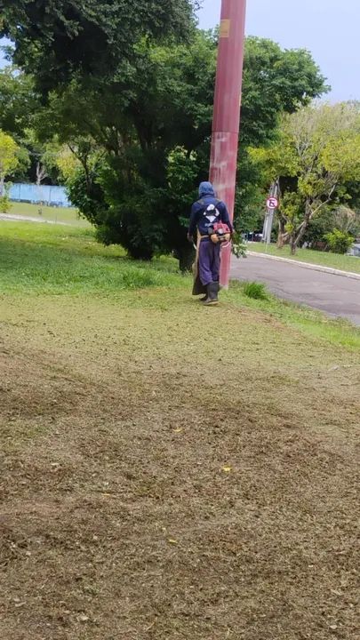 Jardineiro responsável roçando   - Foto 3