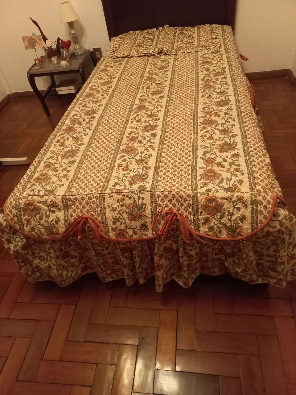 Cobre-leito de solteiro e porta travesseiro floral com babados - Foto 2