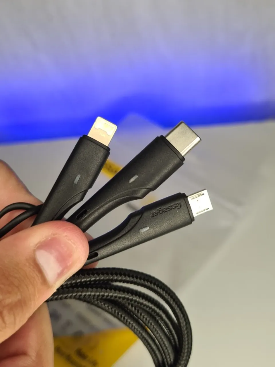 Cabo Reforçado 3 em 1 - Tipo C, iPhone e V8 em um só!