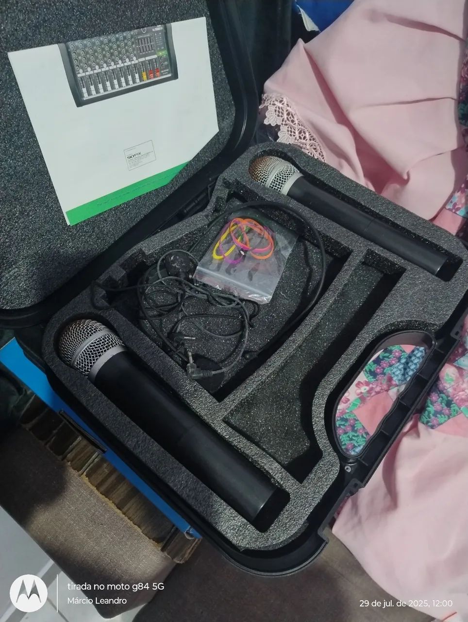 Microfones sem fio com base e cabos  - Foto 2