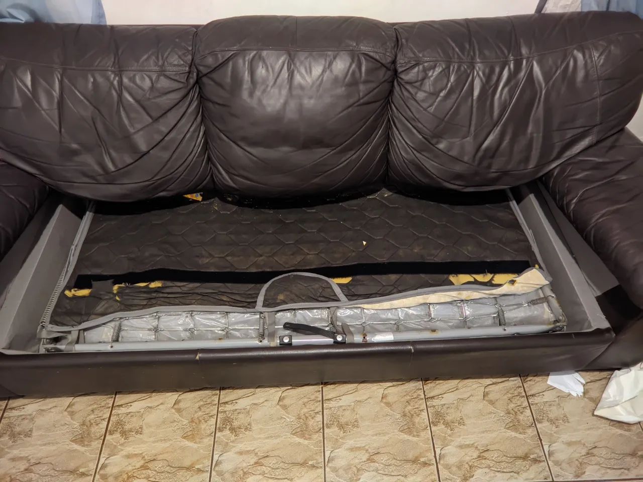 VENDO URGENTE SOFÁ CAMA DE COURO. - Foto 5