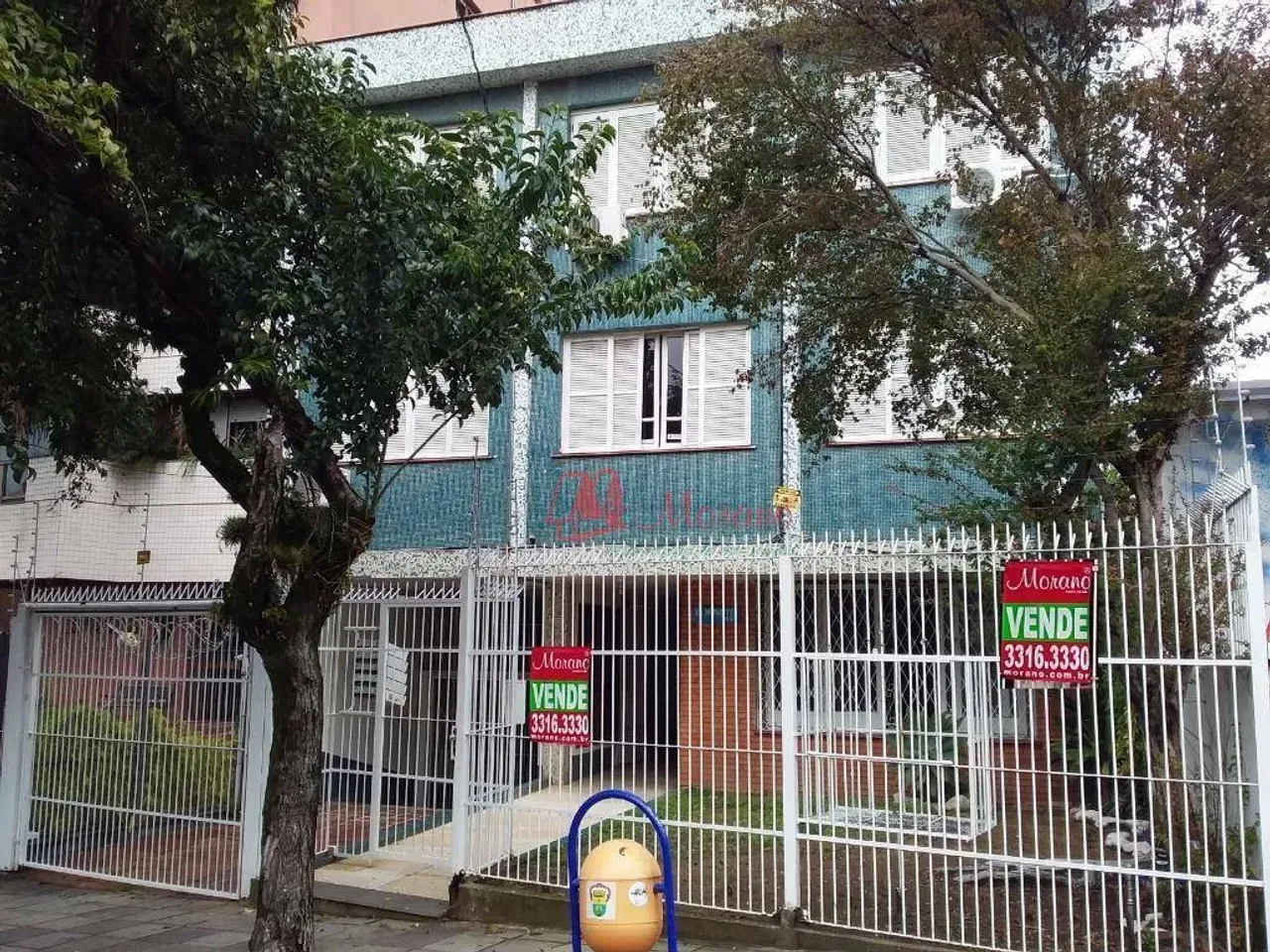 Na Cidade Baixa, térreo, 3 dormitórios, pátios e 3 vagas.