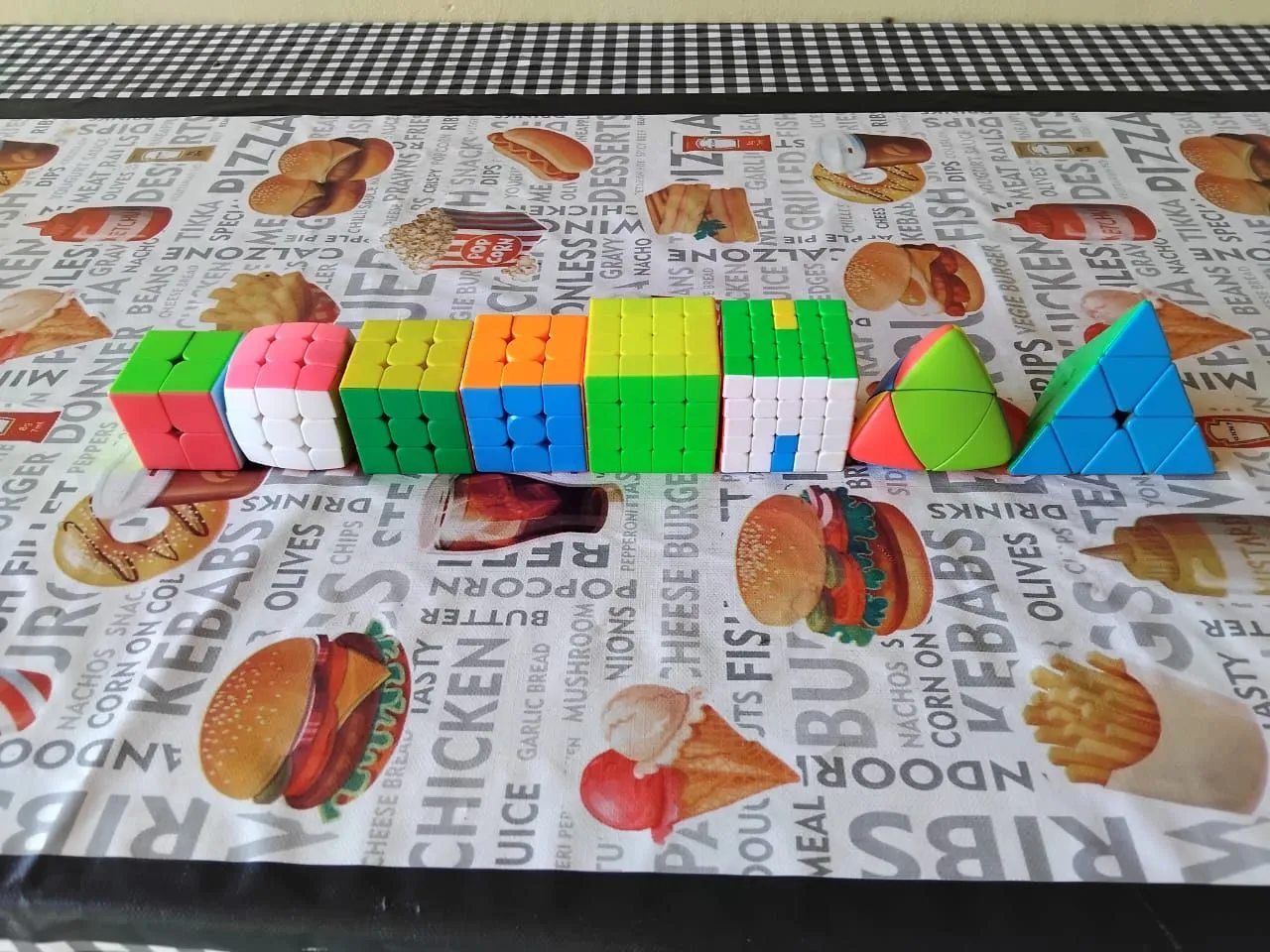 KIT COM 8 CUBOS MÁGICOS