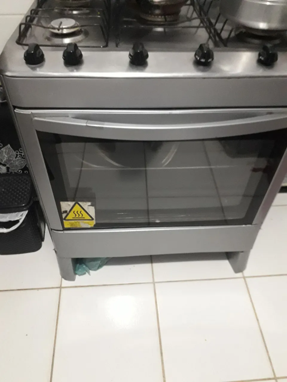 Estou vendendo armário de cozinha pequeno, microondas, sofá bicama, bicicleta para crianca