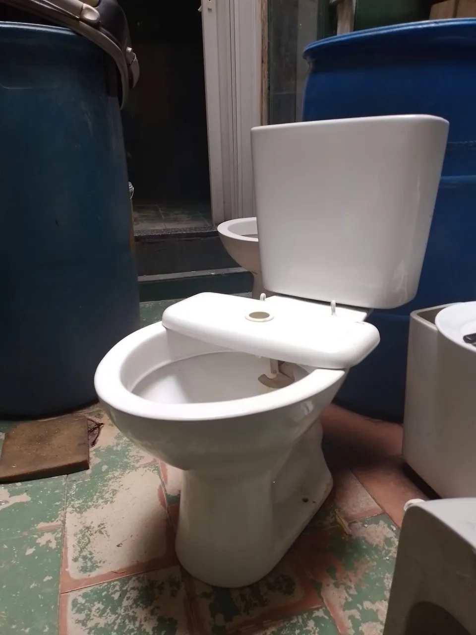 Vaso Sanitário acoplado sem as conexões de dentro da caixa