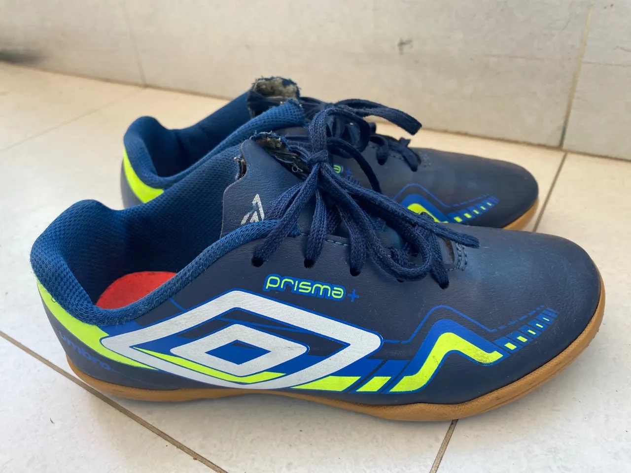 Chuteira de futsal Infantil Umbro Prisma +