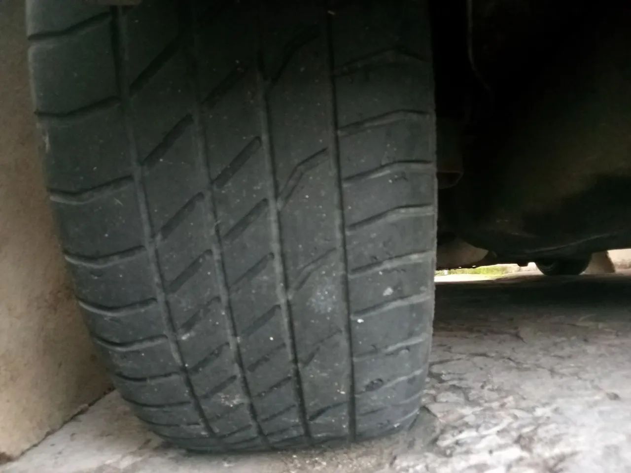 2 pneus continental 195/55 R16 bom estado da para andar muito a inda os 2 por 200 - Foto 5